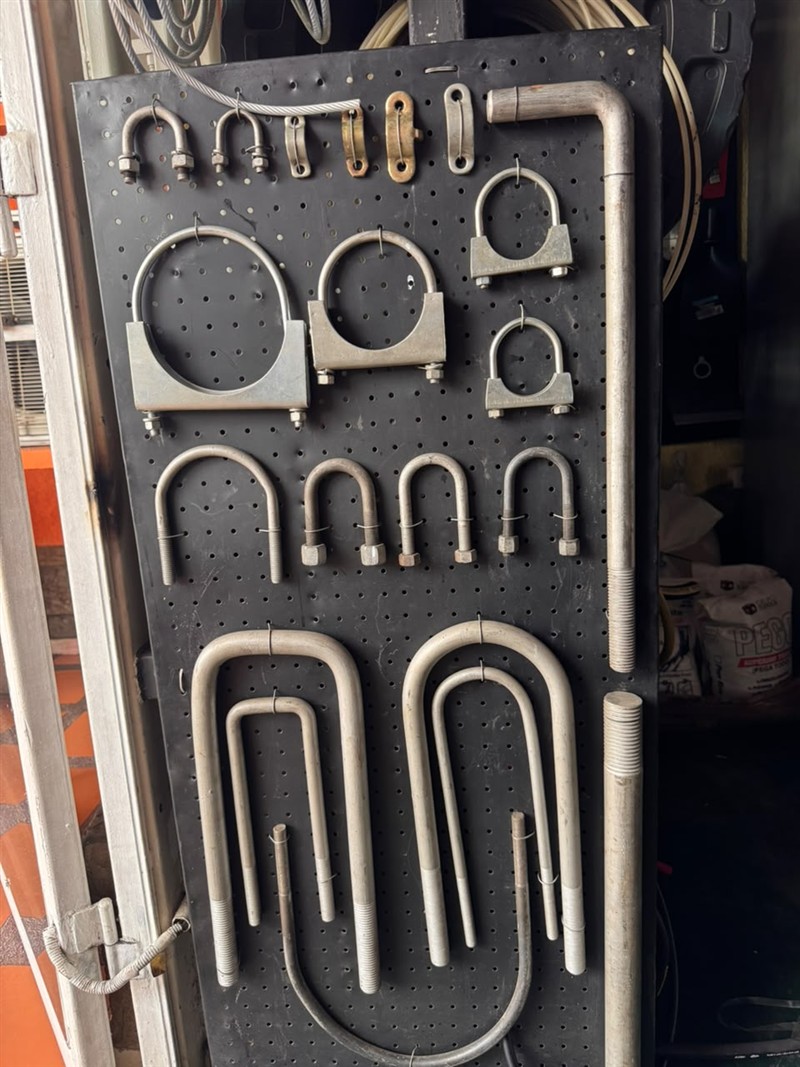 Wall of U-bolts and exhaust clamps in the Ferrearca store